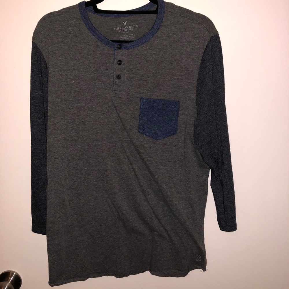 American Eagle large quarter sleeve tee